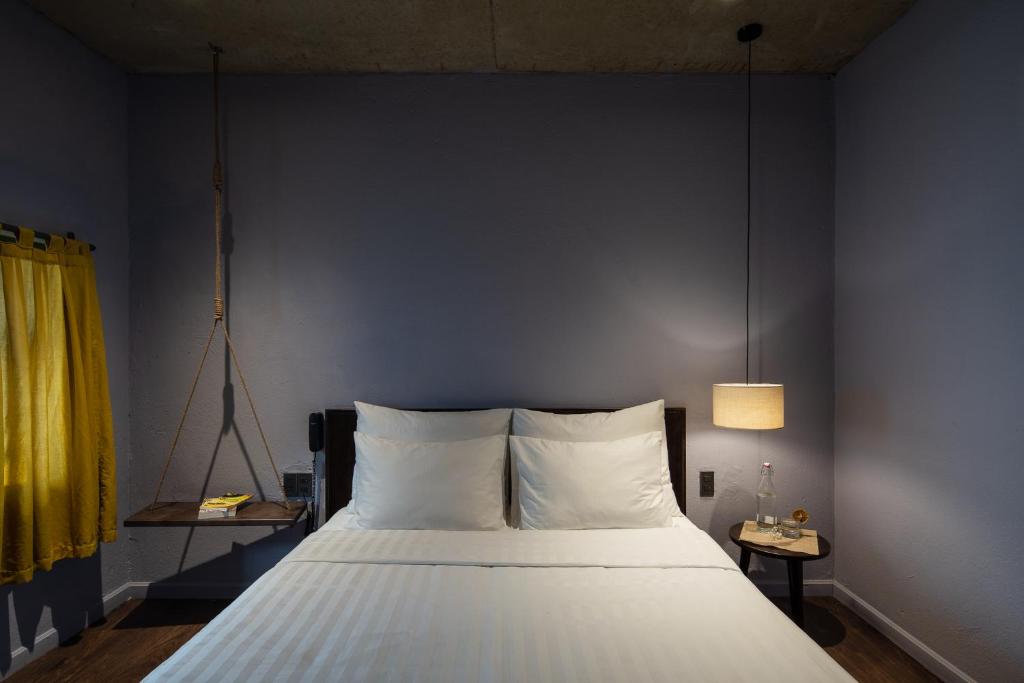 Una cama o camas en una habitación de The Note Dalat