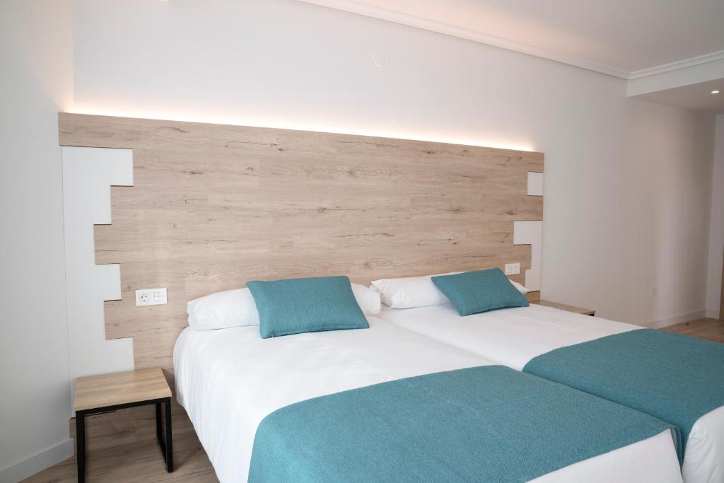 Posteľ alebo postele v izbe v ubytovaní Hotel VIDA Finisterre Centro