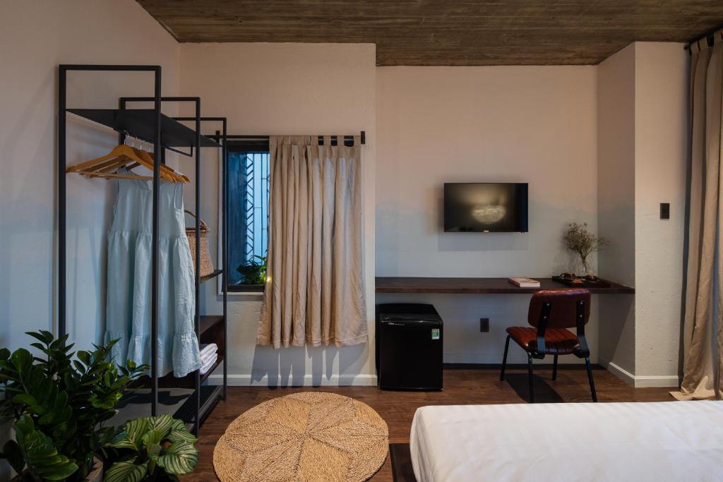 Una cama o camas en una habitación de The Note Dalat