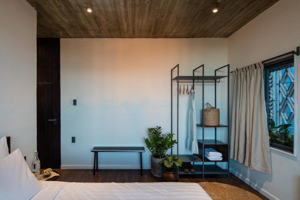 Una cama o camas en una habitación de The Note Dalat