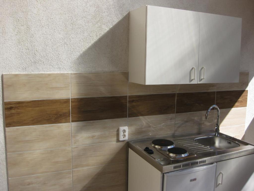Kuchyňa alebo kuchynka v ubytovaní Parti Apartman