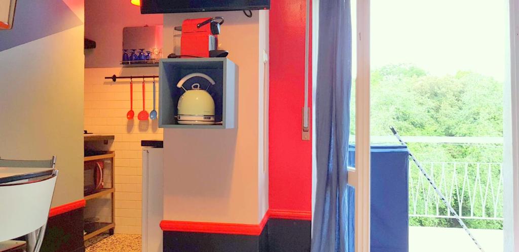 A kitchen or kitchenette at Domus LouLou