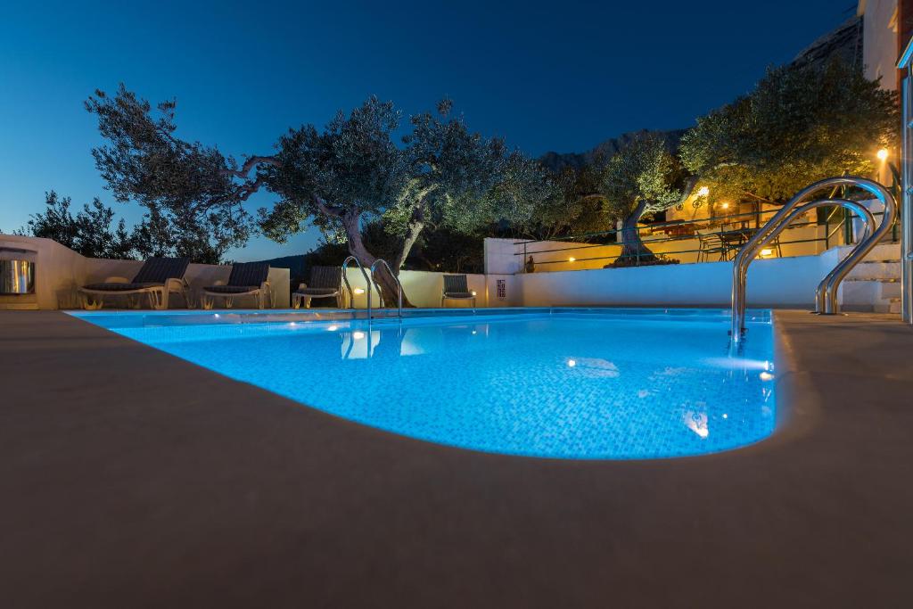 Bazén v ubytovaní Apartment Glavina with heated pool alebo v jeho blízkosti