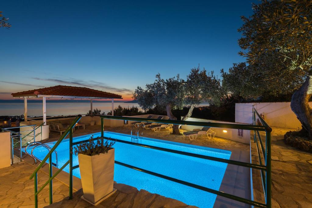 Bazén v ubytovaní Apartment Glavina with heated pool alebo v jeho blízkosti