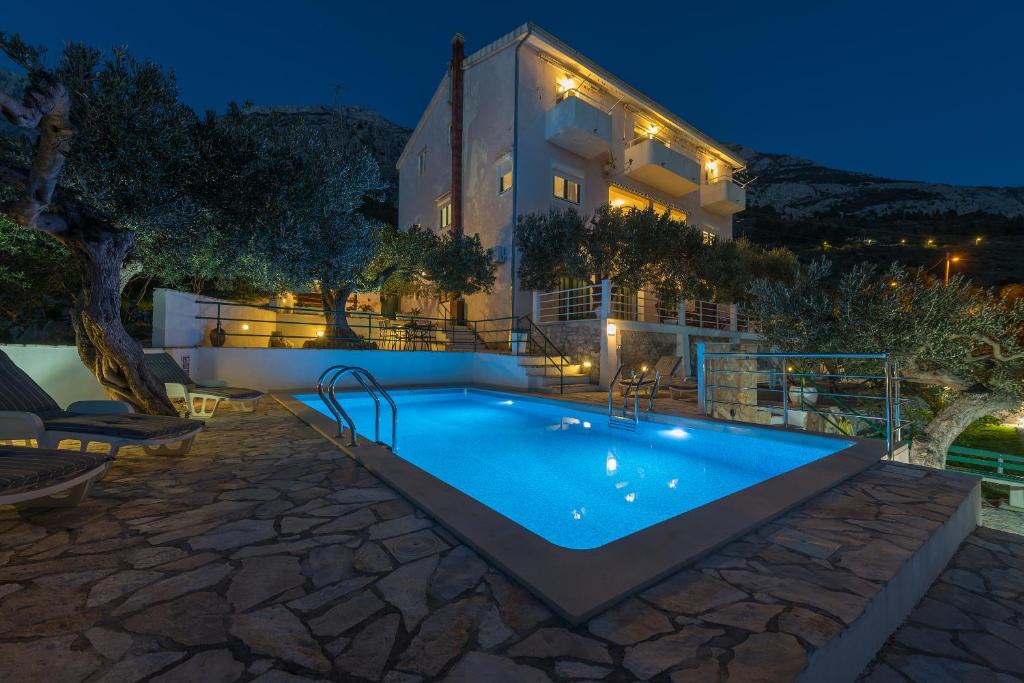 Bazén v ubytovaní Apartment Glavina with heated pool alebo v jeho blízkosti