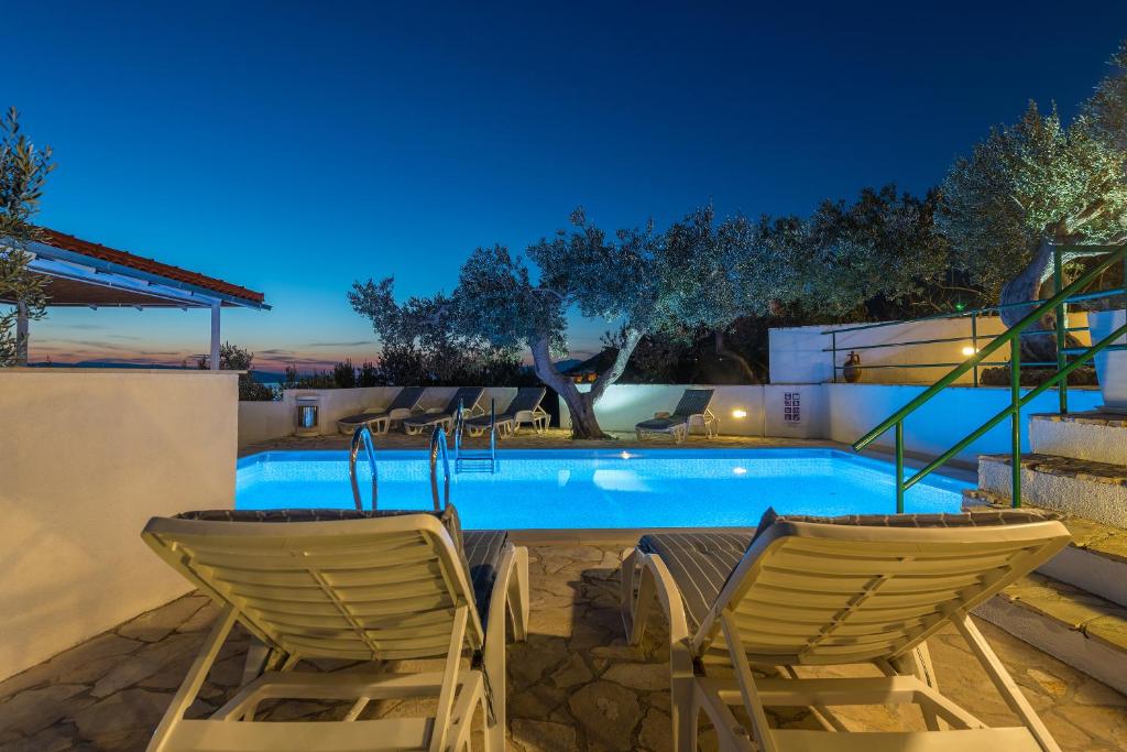 Bazén v ubytovaní Apartment Glavina with heated pool alebo v jeho blízkosti