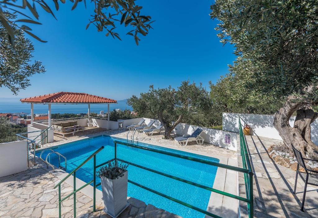 Bazén v ubytovaní Apartment Glavina with heated pool alebo v jeho blízkosti