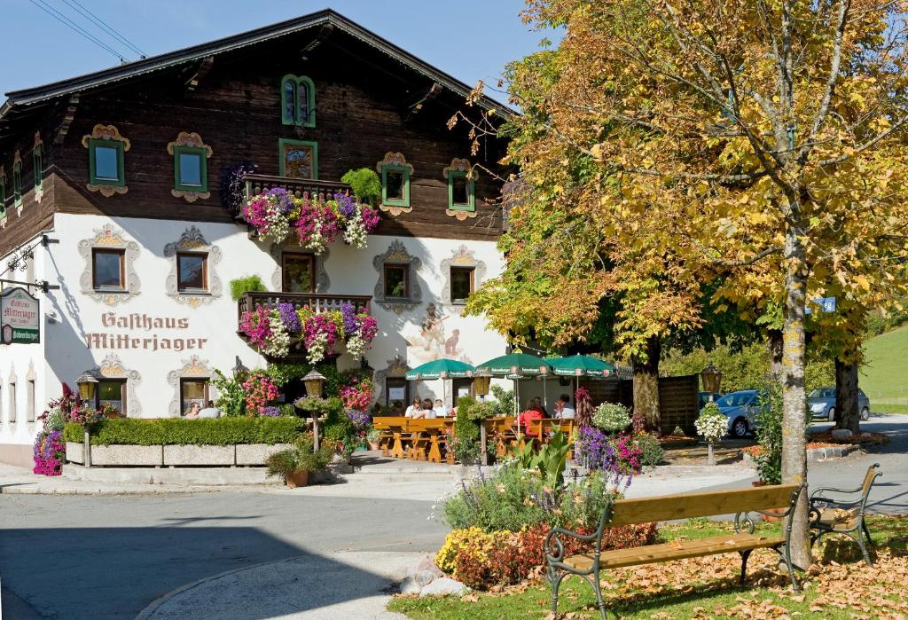 ein Gebäude mit Blumen davor in der Unterkunft Gasthaus Mitterjager in Kirchdorf in Tirol