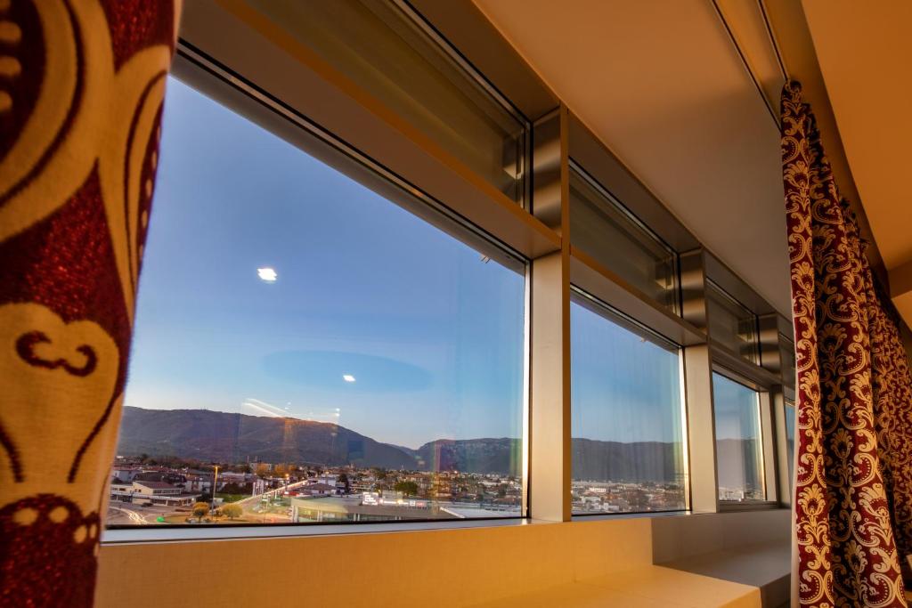 Nespecifikovaný výhled na hory nebo výhled na hory při pohledu z hotelu