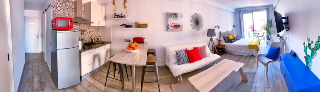 uma cozinha com um sofá e uma mesa num quarto em Iriarte52 em Puerto de la Cruz