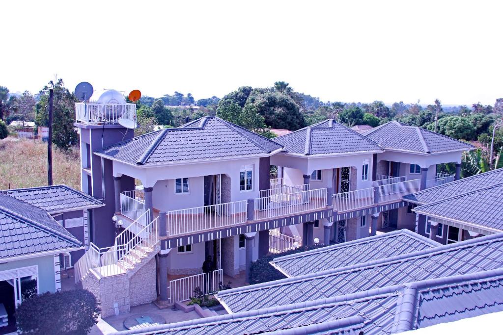 Vista arial de uma fila de casas com telhados em Bethel Resort & Hotels em Gulu