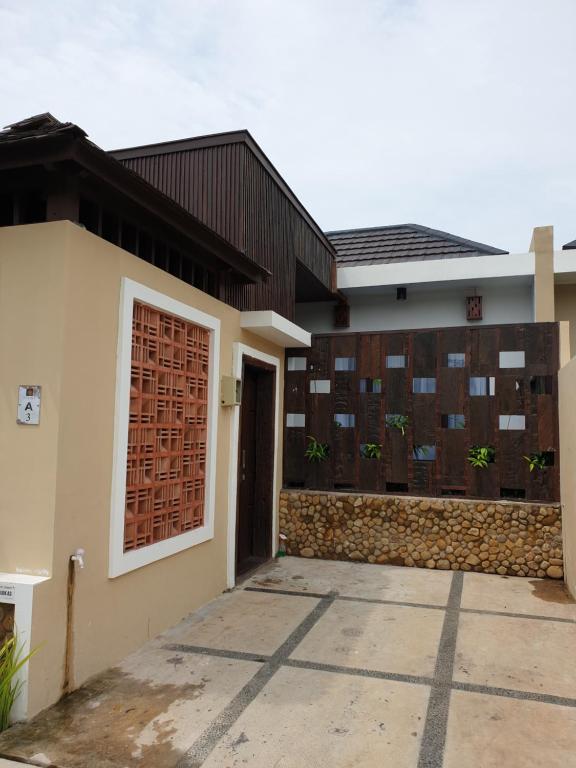 una casa con una puerta y un edificio en Villa Ulin A3 at Villa Ubud Anyer, en Serang