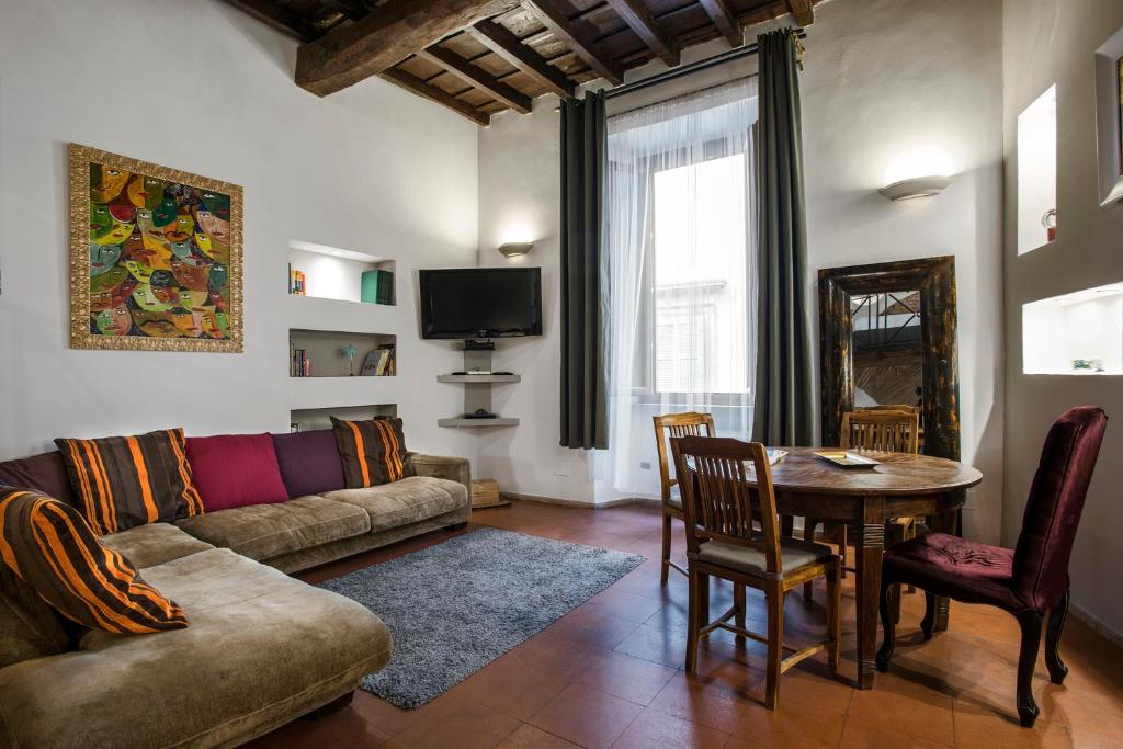 uma sala de estar com um sofá e uma mesa em Charming Pantheon Apt in the heart of Rome em Roma