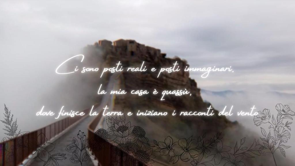 una imagen de una montaña en las nubes con una cita en Il Vento e la Ginestra, en Bagnoregio