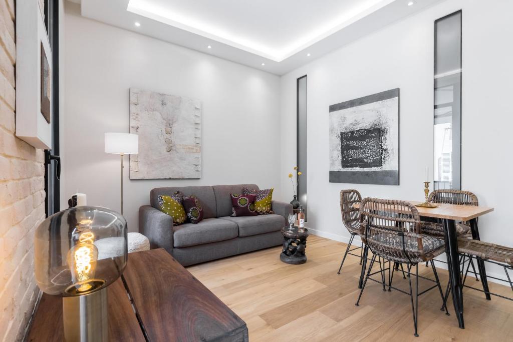 un salon avec un canapé et une table dans l'établissement Cosy Cocoon Place du Pin, à Nice