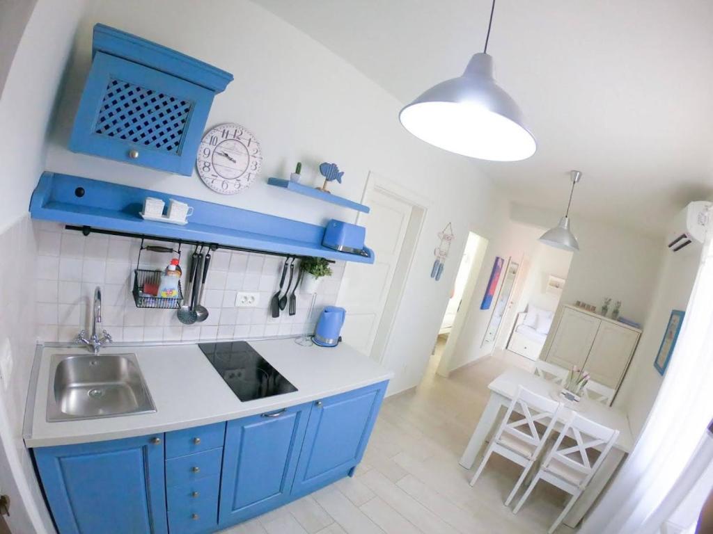 Kuchyň nebo kuchyňský kout v ubytování Apartments ZARA & TONI