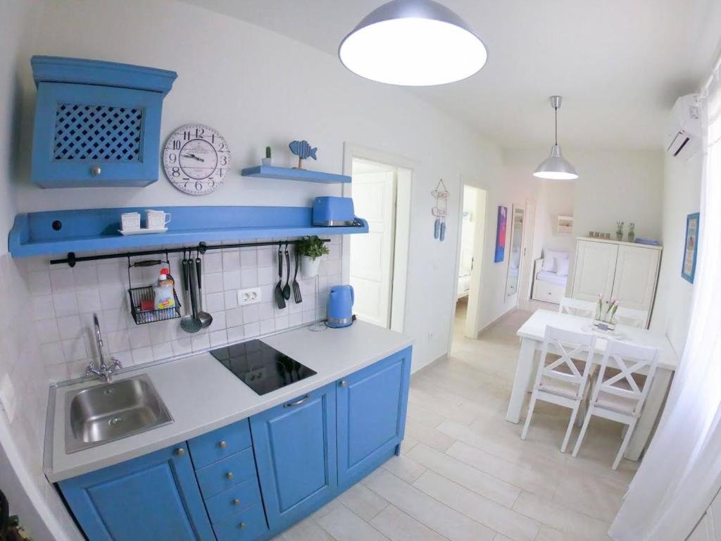 Kuchyň nebo kuchyňský kout v ubytování Apartments ZARA & TONI