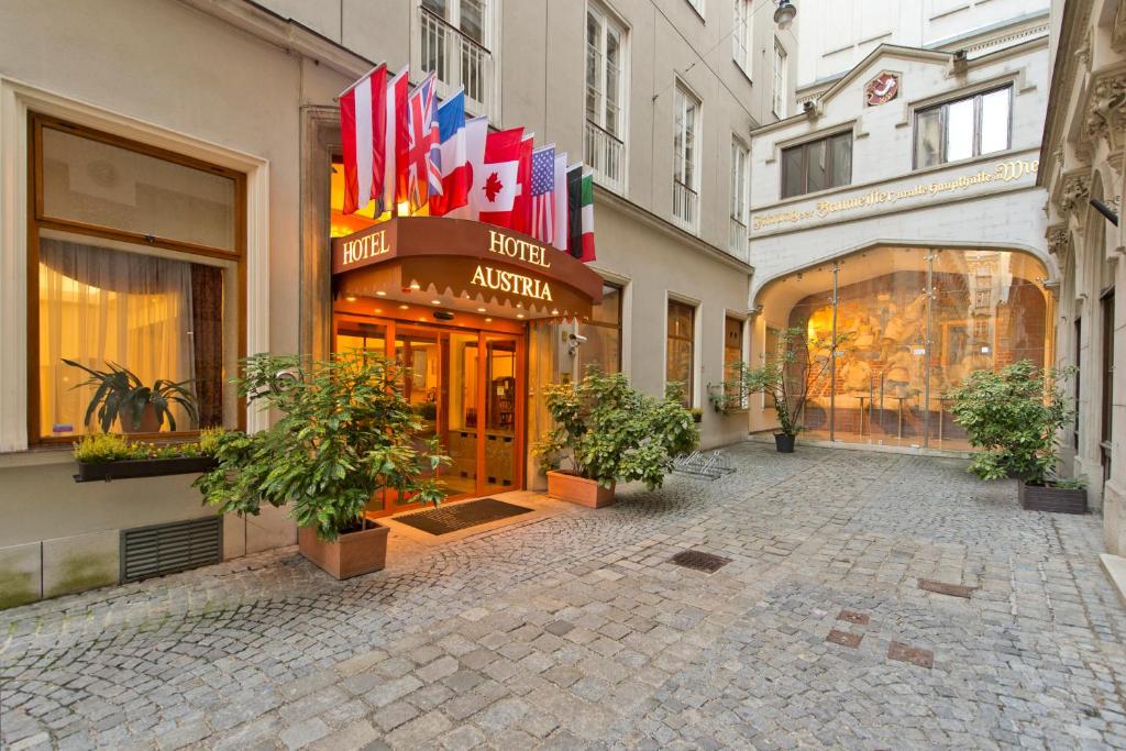 una strada vuota in una città con un edificio di Hotel Austria - Wien a Vienna