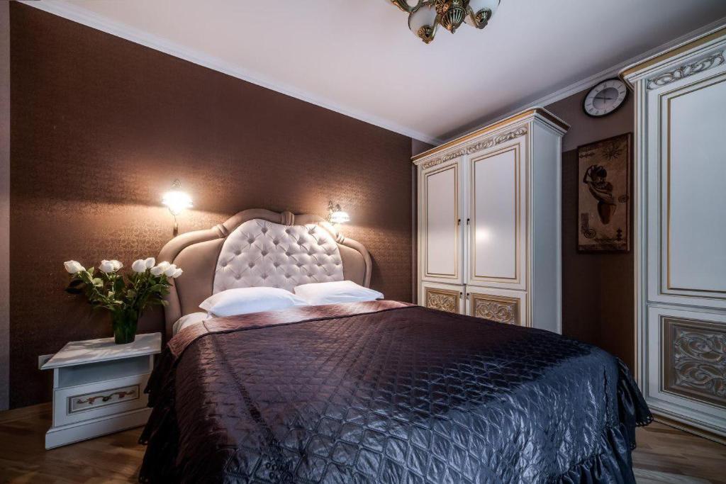 une chambre avec un lit avec une couette bleue dans l'établissement Apartamenty on Kryvonosa, à Lviv