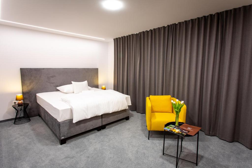 Postel nebo postele na pokoji v ubytování Hotel Novy Kastiel - Self check-in