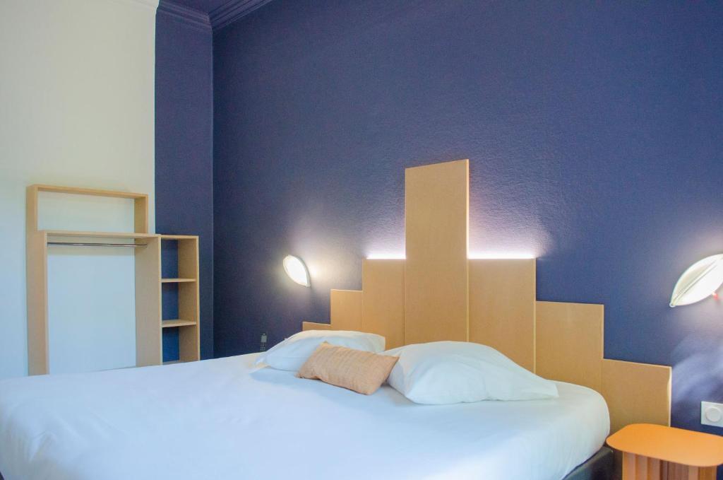 Postel nebo postele na pokoji v ubytování Hôtel IMPERATOR Béziers