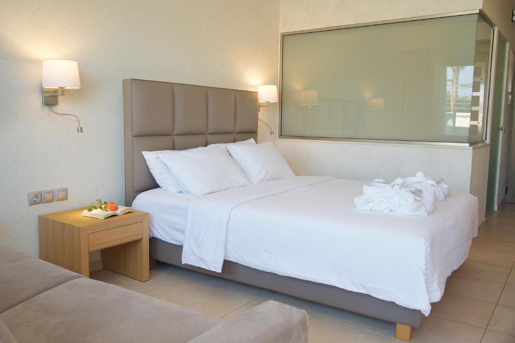Postel nebo postele na pokoji v ubytování Ionian Emerald Resort