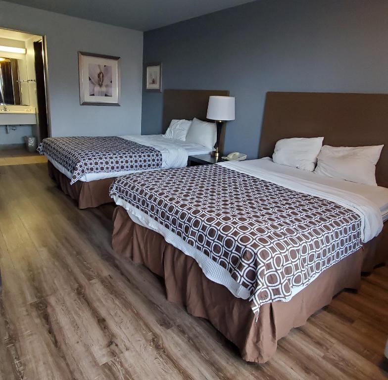 2 Betten in einem Hotelzimmer mit 2 Bettkirtspectspectssenalsenal in der Unterkunft Motel 75 Monroe in Monroe