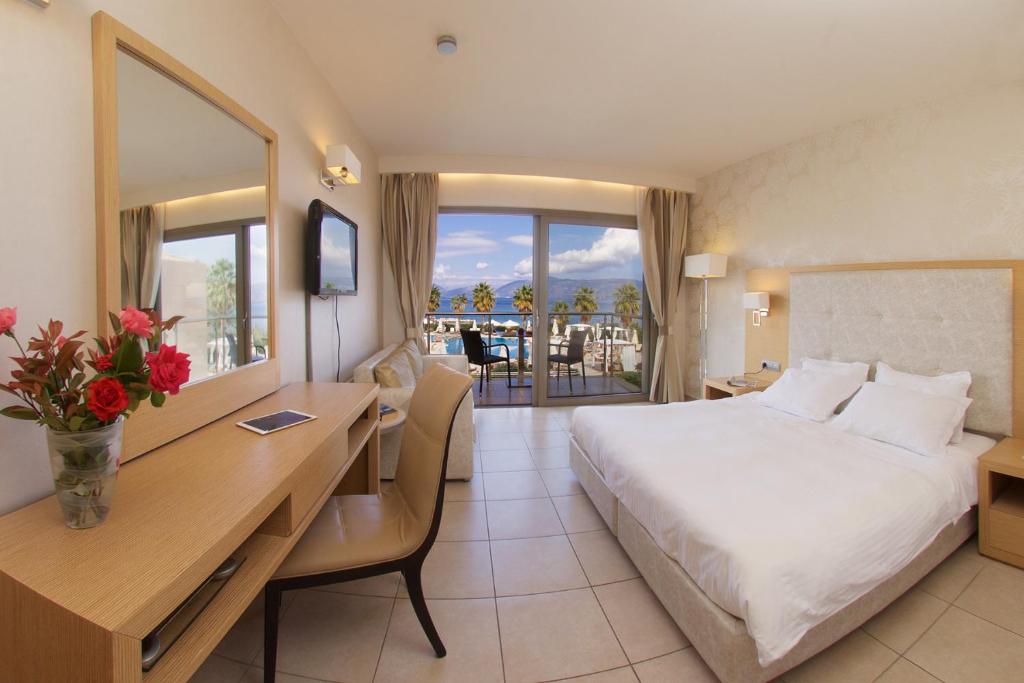 Postel nebo postele na pokoji v ubytování Ionian Emerald Resort