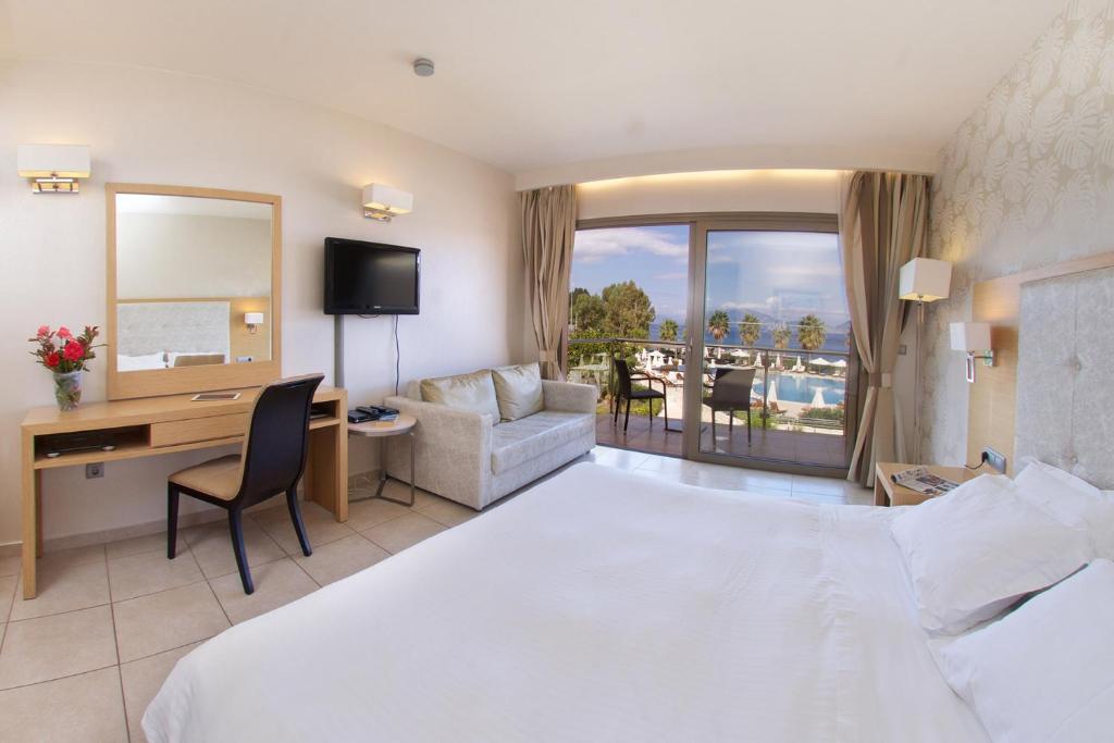 Postel nebo postele na pokoji v ubytování Ionian Emerald Resort