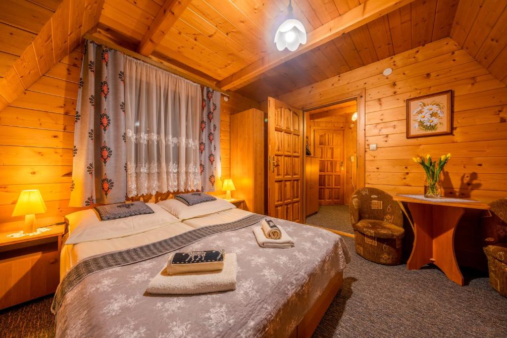 una camera con un letto in una cabina di legno di Willa u Zofii a Zakopane