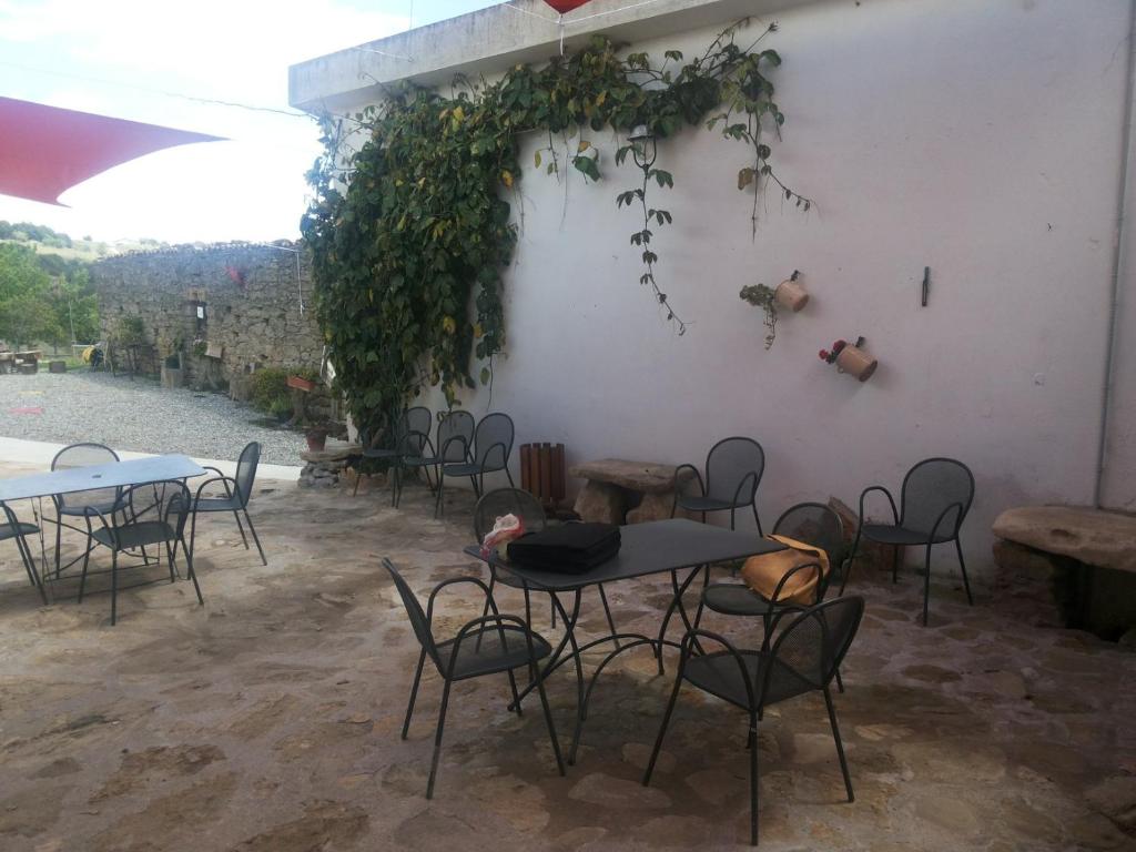 eine Gruppe von Tischen und Stühlen auf einer Terrasse in der Unterkunft Masseria Gargaleo in Nova Siri