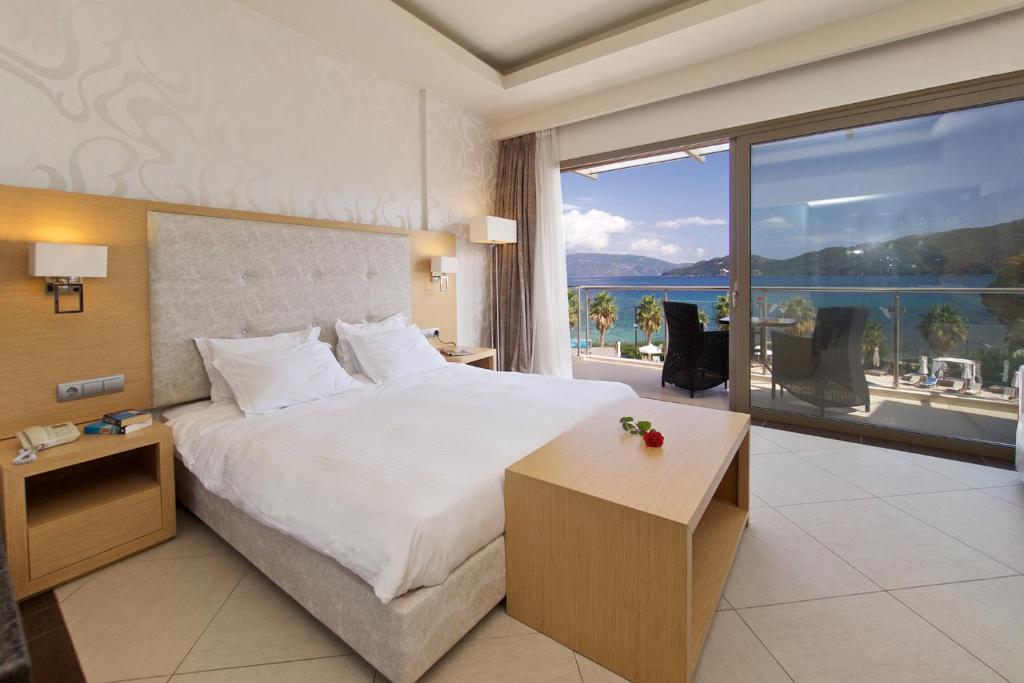 Postel nebo postele na pokoji v ubytování Ionian Emerald Resort