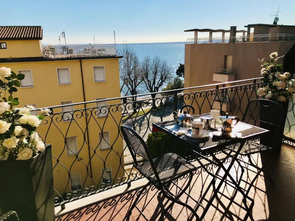 En balkon eller terrasse på APT ELENA FRONTE LAGO