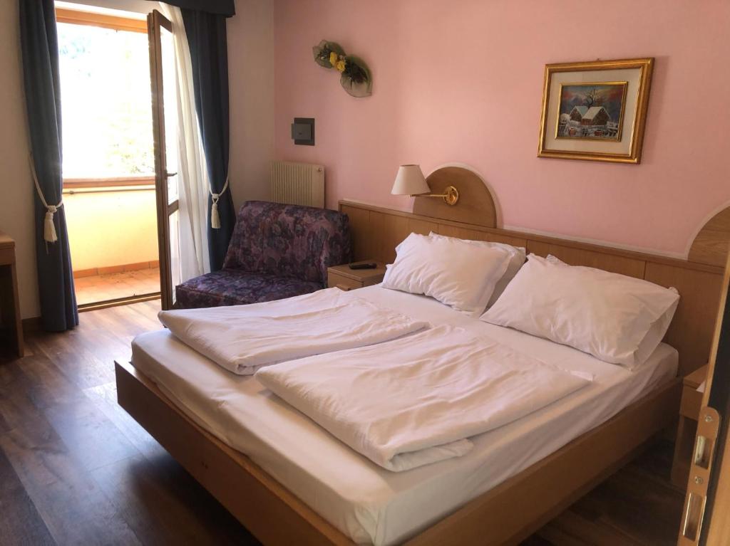 Postel nebo postele na pokoji v ubytování Alpine Touring Hotel-petfriendly