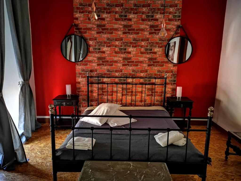una camera con due letti e un muro di mattoni di Duque de conventus a Lisbona