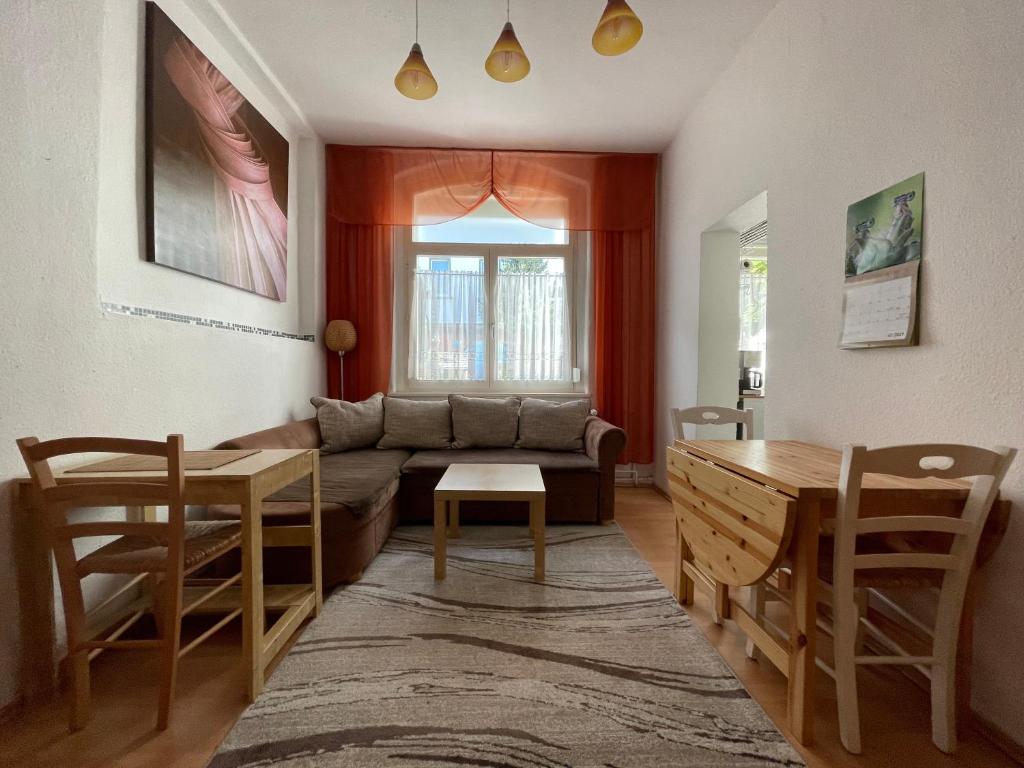 ein Wohnzimmer mit einem Sofa und einem Tisch in der Unterkunft 2-Raum Ferienwohnung in Connewitz in Leipzig