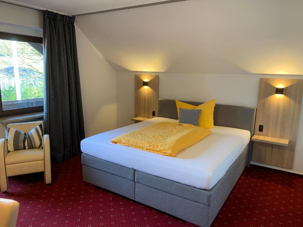 Cama o camas de una habitación en Hotel Pension Berghaus Sieben