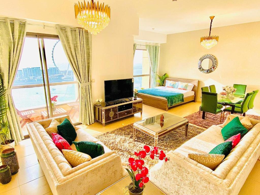 Sala de estar con 2 sofás y TV en Luxury Casa - Royal Sea View Apartment JBR Beach 2BR, en Dubái