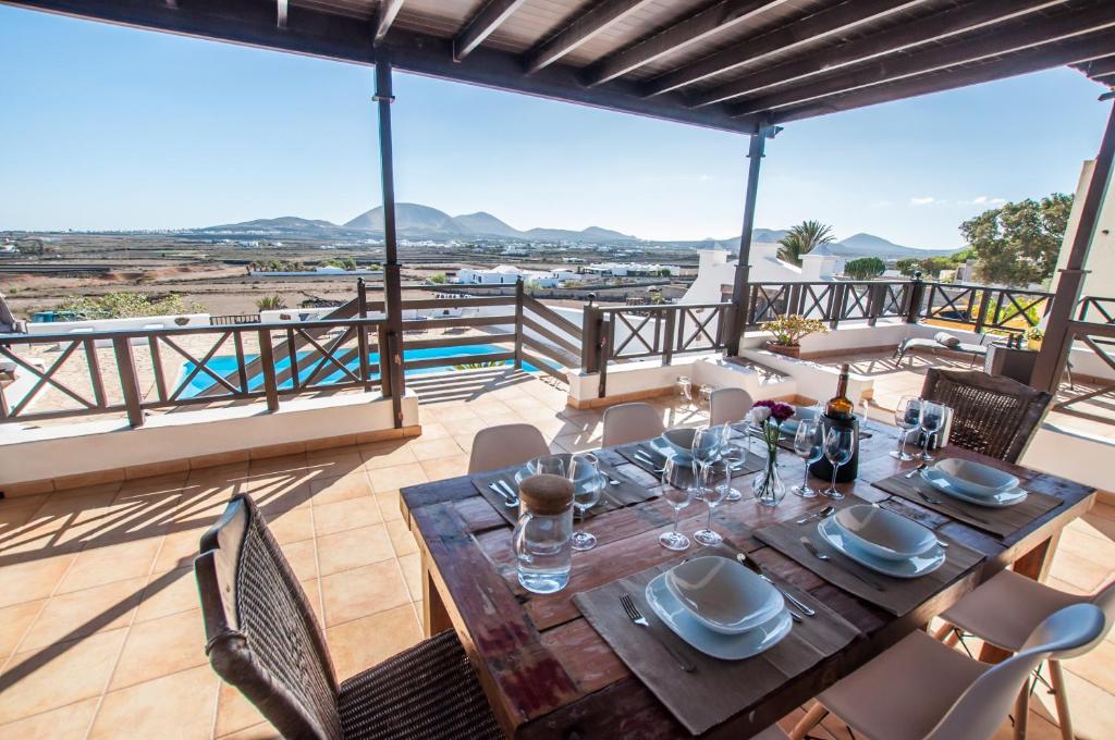 - une table et des chaises sur une terrasse avec vue sur l'océan dans l'établissement Country Villa Tigot - amazing views in unique location, à Tao