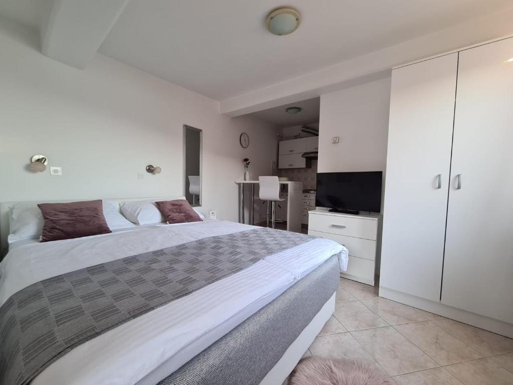 Postel nebo postele na pokoji v ubytování Apartment Nadija