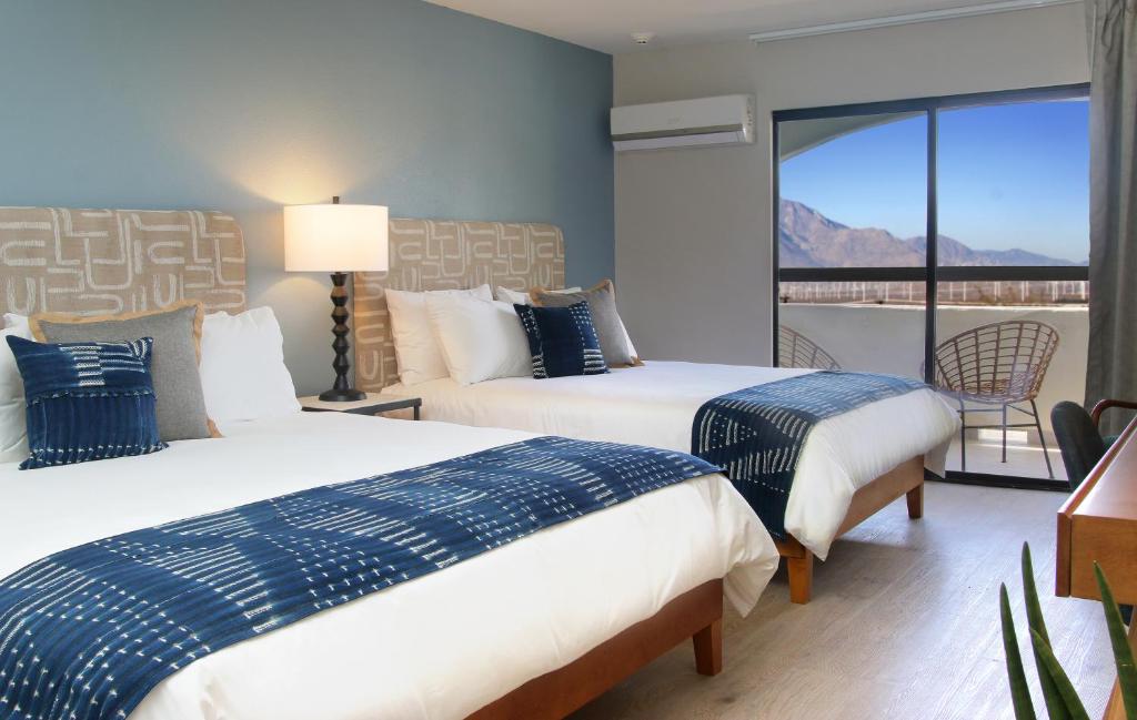 Postel nebo postele na pokoji v ubytování Azure Palm Hot Springs