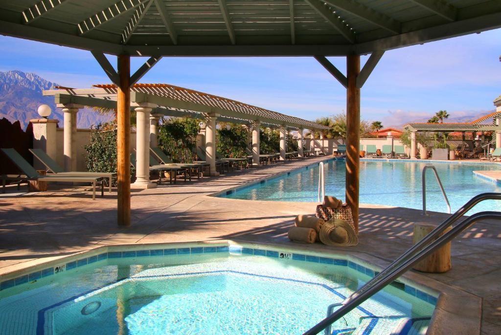 Bazén v ubytování Azure Palm Hot Springs nebo v jeho okolí