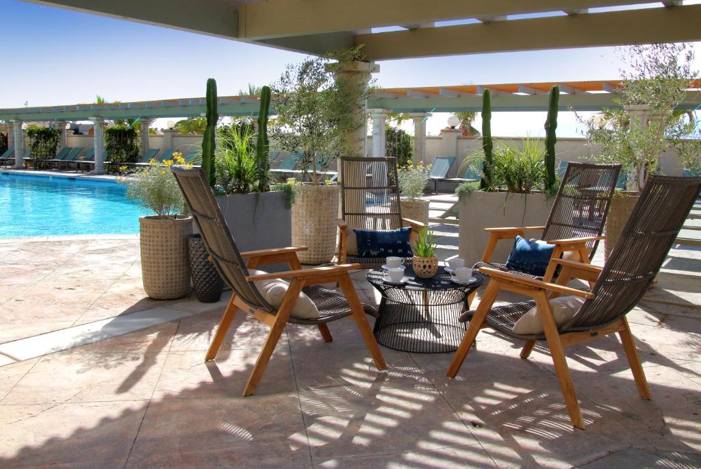 Bazén v ubytování Azure Palm Hot Springs nebo v jeho okolí
