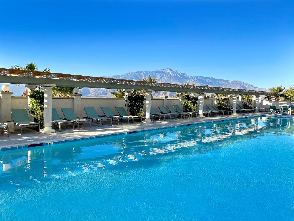 Bazén v ubytování Azure Palm Hot Springs nebo v jeho okolí