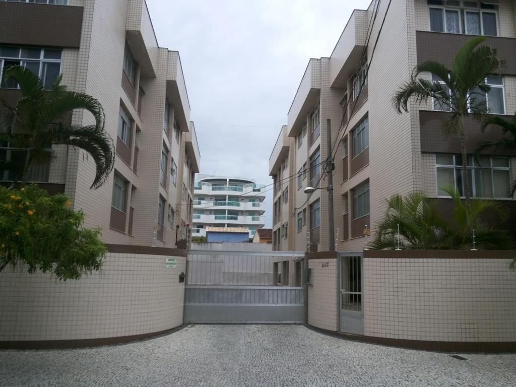 Apartamento Cabo Frio في كابو فريو: موقف فاضي امام بعض المباني