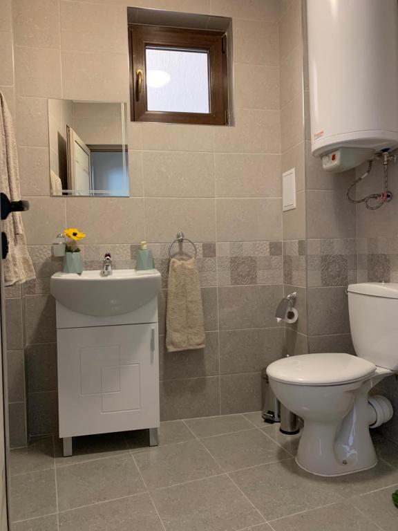 La salle de bains est pourvue de toilettes et d'un lavabo. dans l'établissement Happy Bears Place, à Varna