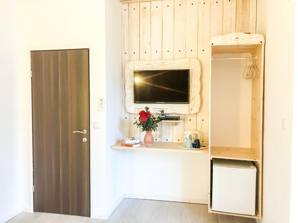 a room with a tv on a wall with a shelf at Kisas Loft By Pinch in Pakoštane