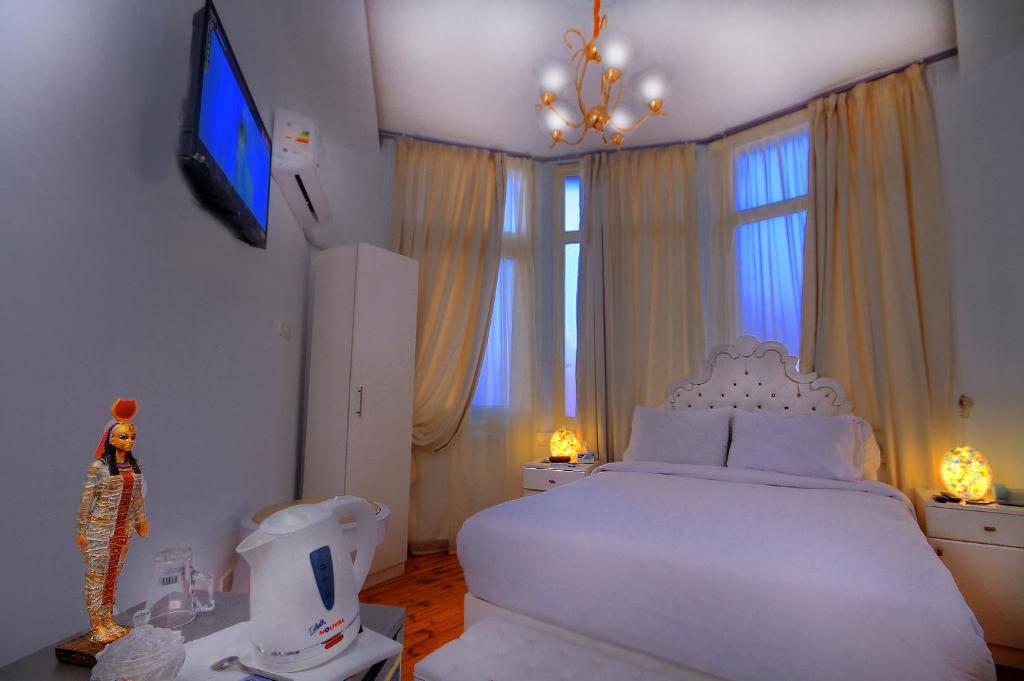 Uma cama ou camas num quarto em Tahrir Plaza Suites - Museum View