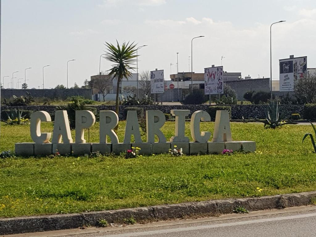 ein Zeichen, das Carrarica in der Mitte eines Feldes liest in der Unterkunft CAMPACASE in Caprarica di Lecce