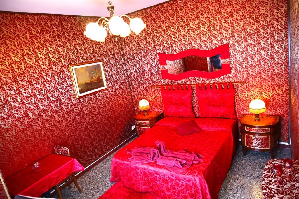 Postel nebo postele na pokoji v ubytování Venice Rainbow Apartment San Marco